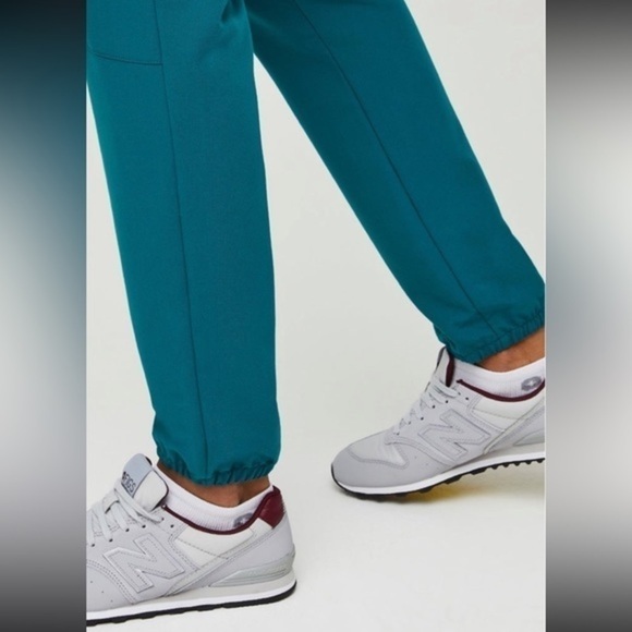 FIGS Venice Slim Body Shape
Women's Venice Slim Jogger Scrub Pants limited Edit - Picture 5 of 9